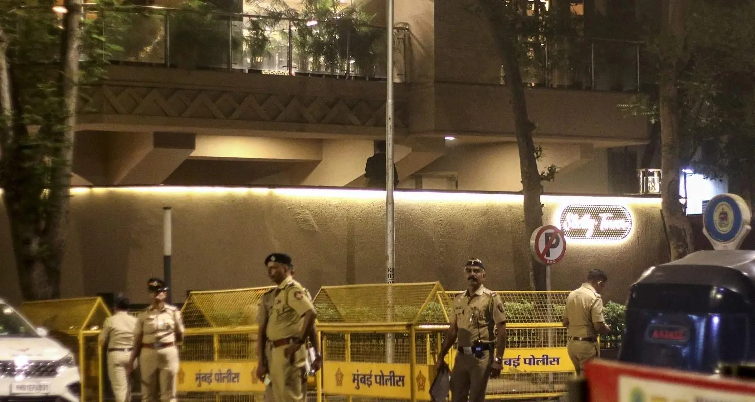 బాలీవుడ్ వర్గాల్లో భయాందోళన..!! ప్రముఖ దర్శకుడి ఇంటి ముందు ఫైరింగ్ ??